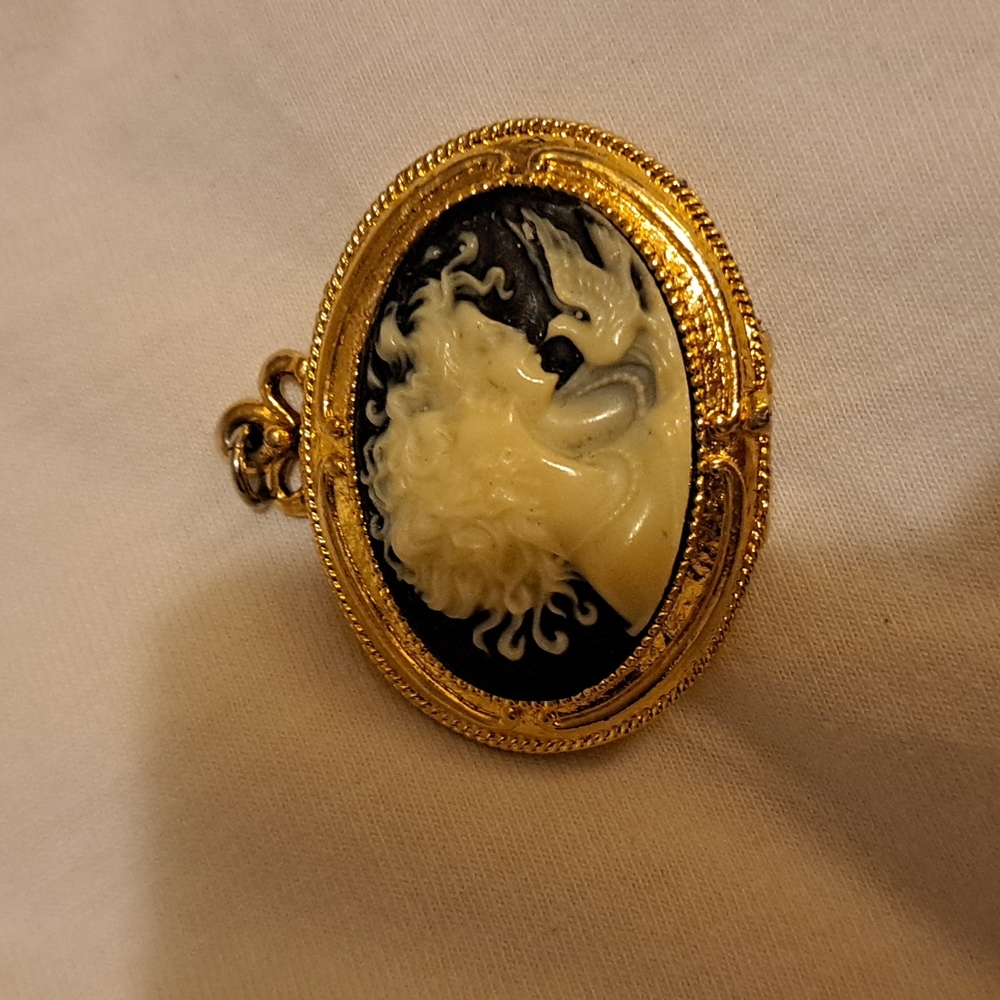 Vintage gorday cameo locket